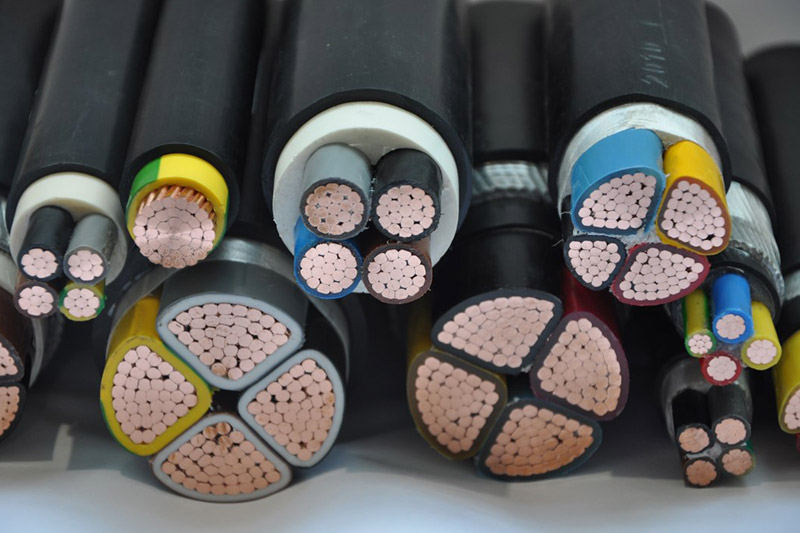 What are the advantages of single-core cables and multi-core cables?